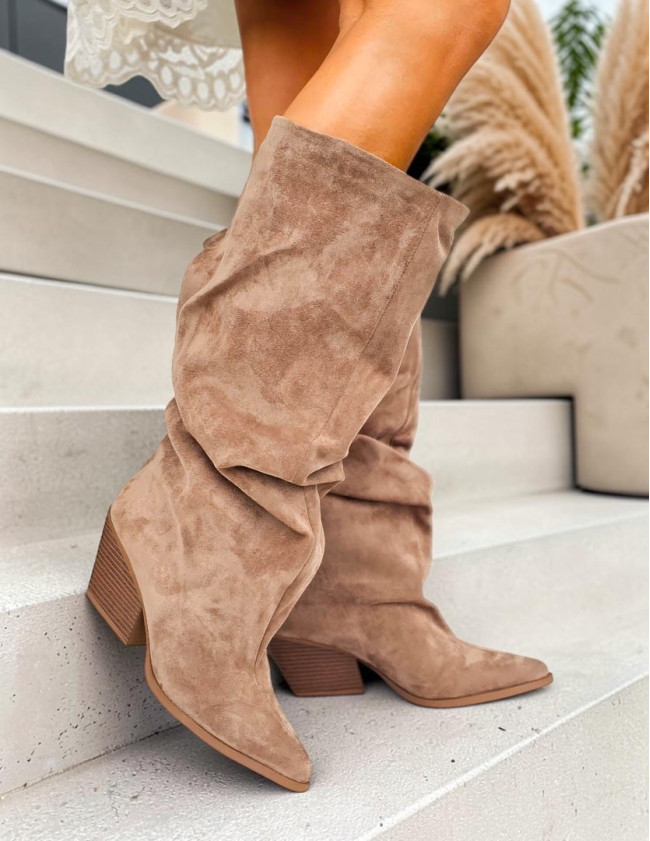 Beżowe Zamszowe Kozaki z Luźną Cholewką Sellena