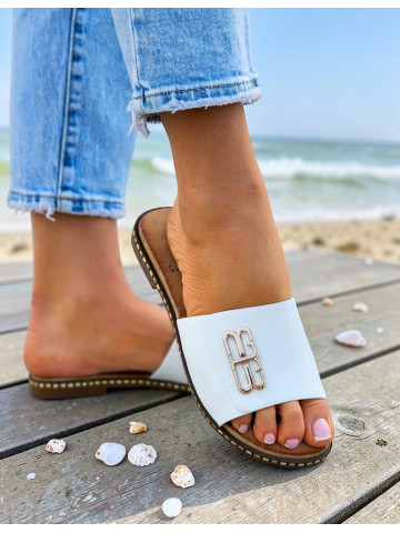 Eleganckie Białe Klapki Damskie Ze Złotą Klamerką She