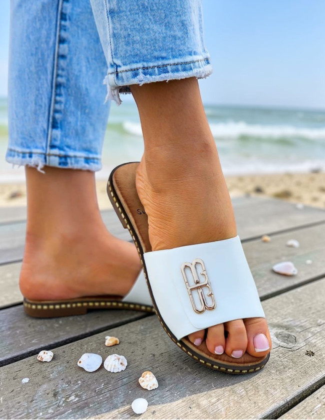 Eleganckie Białe Klapki Damskie Ze Złotą Klamerką She Eleganckie Białe Klapki Damskie Ze Złotą Klamerką She